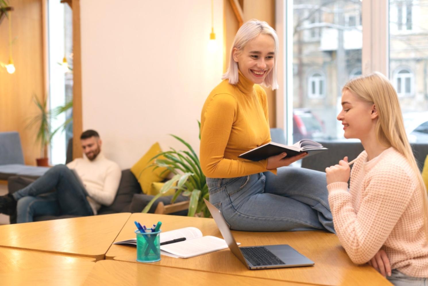 Bureau de consultation financière moderne avec espace d'accueil chaleureux